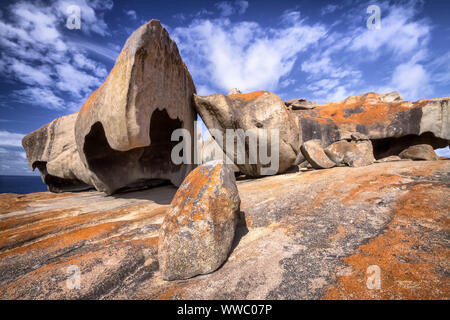 Remarkable Rocks con cielo azul y blanco, hito impresionante en la Isla Canguro, Australia del Sur