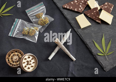 Articulaciones listo para fumar marihuana, cogollos de cannabis de alta  calidad, molinillo y marihuana leaf en piedra negra bandeja de malezas  Gourmet sobre fondo oscuro Fotografía de stock - Alamy