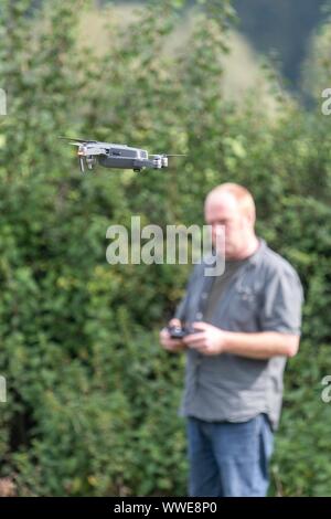 Un hombre británico blanco que opera un drone