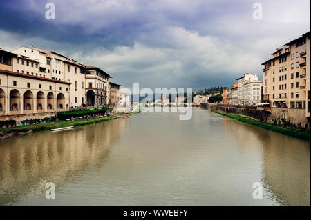 Río Arno, junto al Museo de Arte "Galería Uffizi" en Florencia en Italia Foto de stock