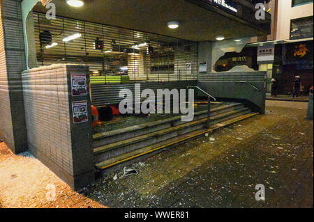 Hong Kong, Hong Kong. 15 Sep, 2019. Una entrada de la estación de metro fue destruido por manifestantes en Hong Kong el domingo, 15 de septiembre de 2019. Foto por Thomas Maresca/UPI Crédito: UPI/Alamy Live News