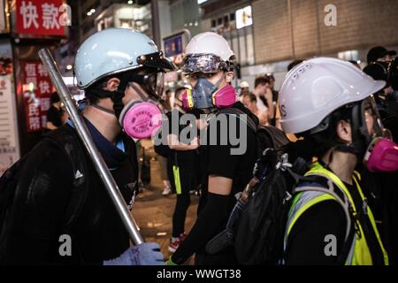 Hong Kong. 15 Sep, 2019. Los manifestantes de marzo en la calle mientras toman parte durante una marcha en pro de la democracia. Los manifestantes continúan demostrando a través de Hong Kong para la decimoquinta semana consecutiva. Después de marchar durante unas horas de la Bahía Causeway hacia el Admiralty, enfrentamientos entre los manifestantes y la policía antidisturbios ocurrió en diferentes partes de la isla. Crédito: Sopa de imágenes limitado/Alamy Live News