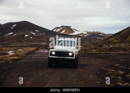 Islandia, KIRKJUFELL, 16de abril de 2018. El Land Rover Defender estacionado frente el kirkjufell. El Defensor es una tracción a las cuatro ruedas del vehículo off-road dev Foto de stock