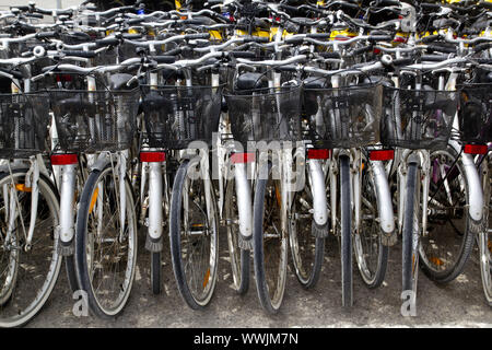 Tienda de alquiler de bicicletas aparcamiento filas de patrón en las Islas Baleares Foto de stock