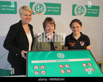 Managerin Doris Fitschen,Hannelore Ratzeburg (DFB) und anne Bartke Magdeburger (FFC) Foto de stock