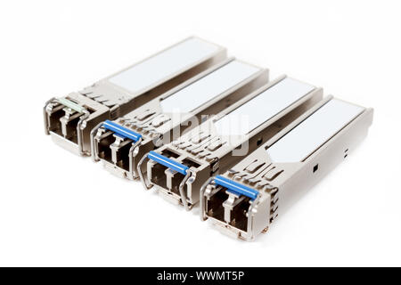 Módulos ópticos SFP gigabit switch de red sobre el fondo blanco. Foto de stock