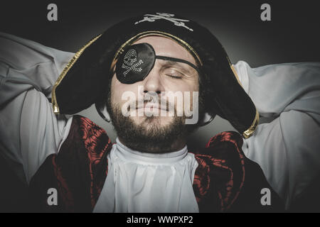 La paz, el hombre pirata con parche en el ojo y viejo sombrero con muecas y  expresivo Fotografía de stock - Alamy