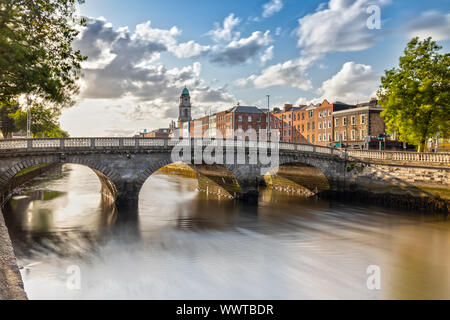 La Iglesia de San Pablo y el río Liffey en Dublín, Irlanda