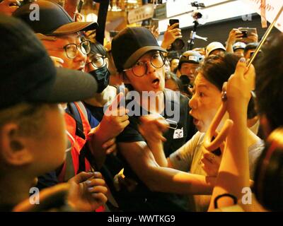 Hong Kong, China. 15 Sep, 2019. Una marcha no autorizada se tornó violenta cuando los manifestantes y la policía los enfrentamientos en varios lugares en Hong Kong. Crédito: Gonzales Foto/Alamy Live News