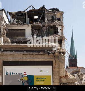 Trabajos de demolición en el antiguo almacén de Hertie en la ciudad, Gladbeck, área de Ruhr, Alemania, Europa Foto de stock
