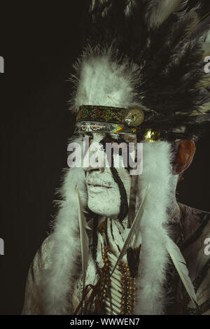 los aborígenes, Americanos con penacho de plumas, ax pinturas de guerra Fotografía stock - Alamy