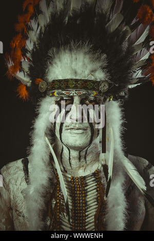 los aborígenes, Americanos con penacho de plumas, ax pinturas de guerra Fotografía stock - Alamy