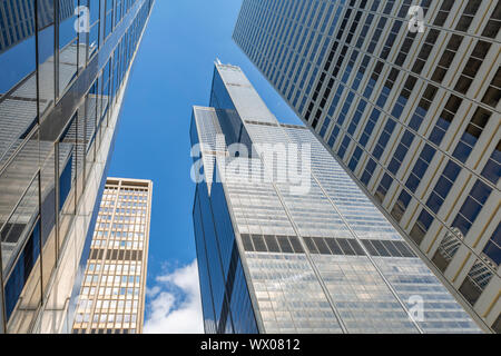 Vista de la calle debajo de la torre Willis, Chicago, Illinois, Estados Unidos de América, América del Norte