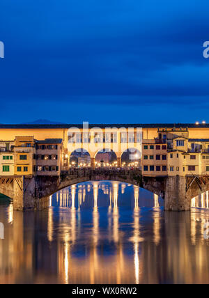 El Ponte Vecchio y el río Arno, al anochecer, Florencia, Sitio del Patrimonio Mundial de la UNESCO, en la Toscana, Italia, Europa