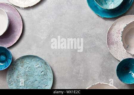 Vajilla azul hecha a mano rústica sencilla contra pared de madera blanca:  Plato, pila de cuencos Fotografía de stock - Alamy