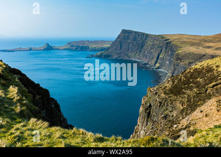 Waterstein Head y Neist Point sobre Moonen Bay, desde el acantilado, Ramasaig Duirinish, Isla de Skye, Escocia, Reino Unido