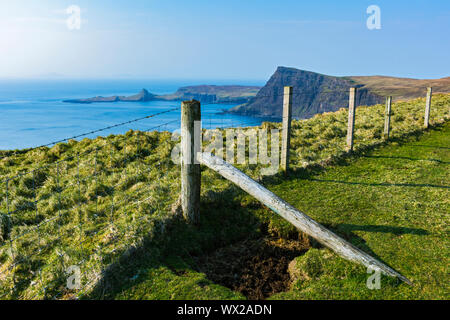 Waterstein Head y Neist Point sobre Moonen Bay, desde el acantilado, Ramasaig Duirinish, Isla de Skye, Escocia, Reino Unido