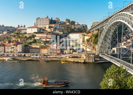 Placer en barco por el río Duero en Oporto Foto de stock