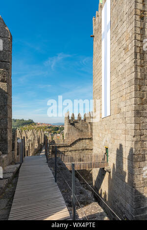 El Castillo de Guimarães, en el norte de Portugal Foto de stock