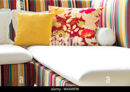 Sofa decorativa con cojines suaves y colores originales en el interior  Fotografía de stock - Alamy