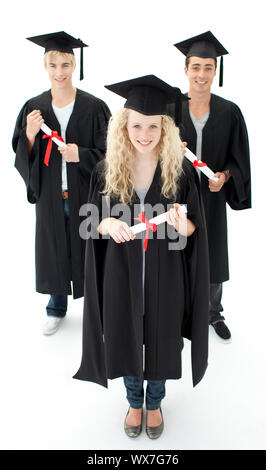 Feliz grupo de adolescentes celebrando después de graduarse Foto de stock