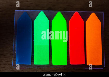 Flechas con colores luminosos de luz UV Foto de stock