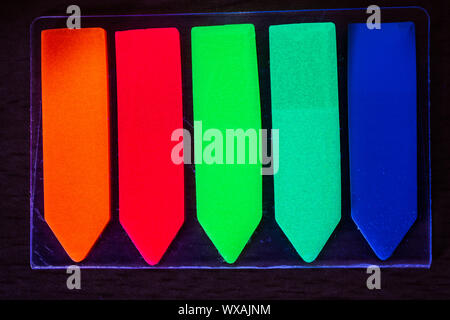Flechas con colores luminosos en faros de UV Foto de stock