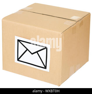 Caja de cartón con un signo de correo sobre la blanca Foto de stock