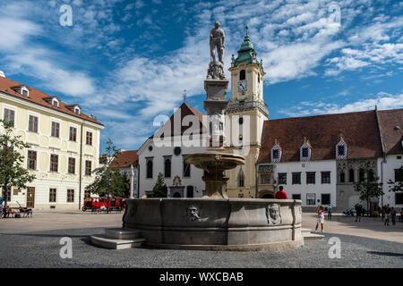 BRATISLAVA, Eslovaquia - 18 de agosto de 2019: el Ayuntamiento de la Ciudad Vieja es un complejo de edificios del siglo 14. Es la ciudad más antigua en el país hall Foto de stock