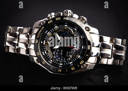 Vista de cerca del bonito reloj de pulsera del hombre Vista de cerca del bonito reloj de pulsera del hombre