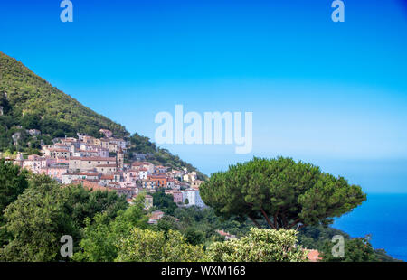 Vista del centro histórico de Maratea sobre una montaña verde con vistas al mar, la región de Basilicata, Italia