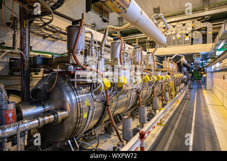 Superconductores de cavidades de radiofrecuencia en el túnel del LHC, CERN Foto de stock