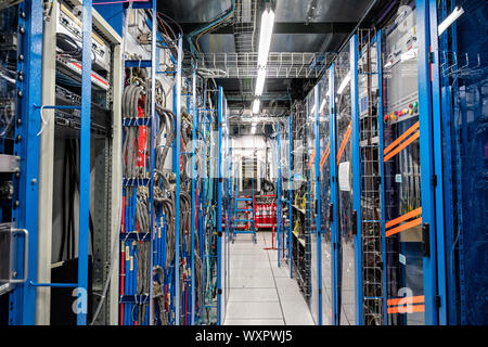 Técnico para la instalación del detector CMS, CERN Foto de stock
