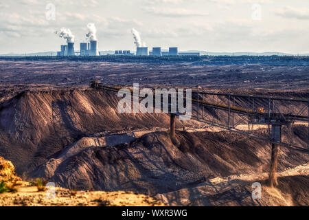 La minería del carbón con excavadoras pesadas en Alemania, Boxberg Power Station en el fondo, el clima Foto de stock