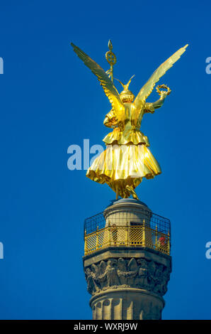 La Columna de la Victoria de Berlín (Siegessäule), un famoso monumento en Berlín, Alemania con la escultura de Victoria, la diosa romana de la victoria en la parte superior Foto de stock