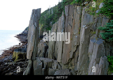 La roca que se balancea o columna en Long Island, Nueva Escocia Foto de stock