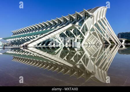 Arquitectura moderna española estructura futurista de Calatrava Valencia ciudad de arte y ciencias Valencia ciudad museo de ciencia
