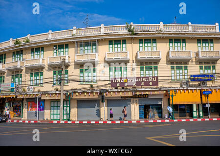 Un antiguo y tradicional edificio con comercios y apartamentos enfrente del columpio gigante y Wat Suthat, en Sao Ching-Chaa Dinso Road, Bangkok, Tailandia Foto de stock
