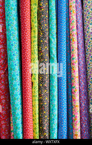 Rollos de tela de colores brillantes en Kuching, Sarawak, Borneo, Malasia. La imagen es buena para un teléfono de fondo. Foto de stock