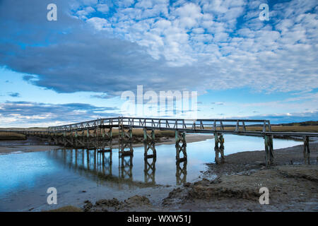 Paseo de madera Puente sobre el arroyo tranquilo y Salt Marsh en Massachusetts, EE.UU.