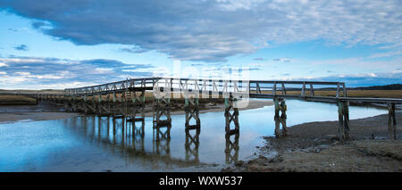 Paseo de madera Puente sobre el arroyo tranquilo y Salt Marsh en Massachusetts, EE.UU.
