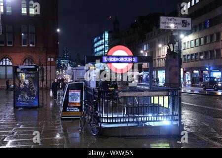 Londres, Reino Unido - Abril 22, 2016: la estación de metro Chancery Lane en Londres. Metro de Londres para entrada y salida anual Farrington Station ascendió a Foto de stock