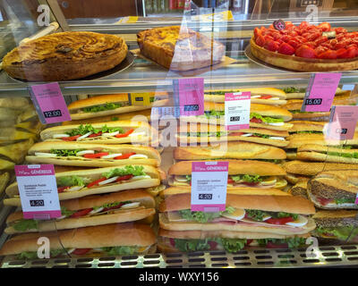 Mostrar el caso del Francés baguettes y pasteles, Normandía, Francia. Foto de stock