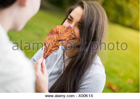 Mujer joven celebración leaf