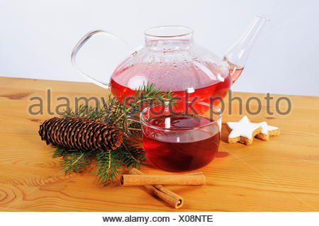 Tee Tasse, Teekanne und Dekoration auf Holztisch Adviento