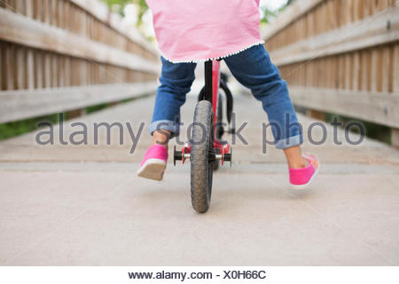 Un niño que viaja en una bicicleta en una rambla.