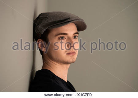 Triste hombre que llevaba una gorra de béisbol mirando a Triste hombre que llevaba una gorra de béisbol mirando a