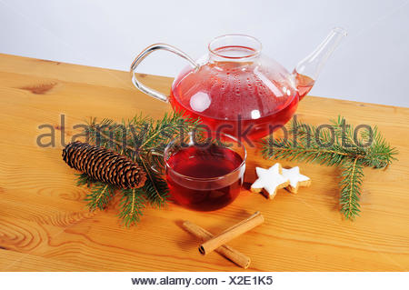 Tee Tasse, Teekanne und Dekoration auf Holztisch Adviento