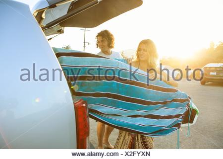 Par tomar las tablas de surf desde el maletero de un coche