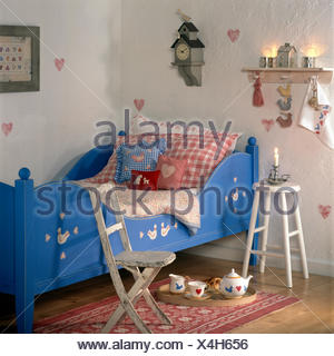 Comprobar rojo cojines sillas de madera pintadas en azul en Comprobar rojo cojines sillas de madera pintadas en azul en